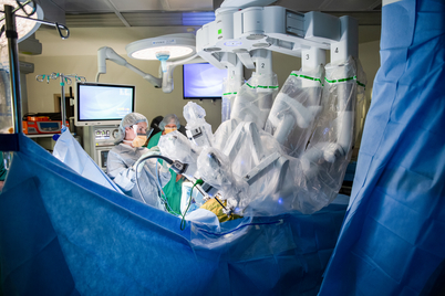 surgeons using DaVinci robot