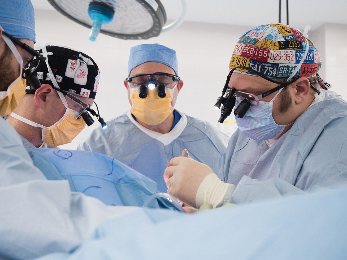 Apel and Bravo in surgery image